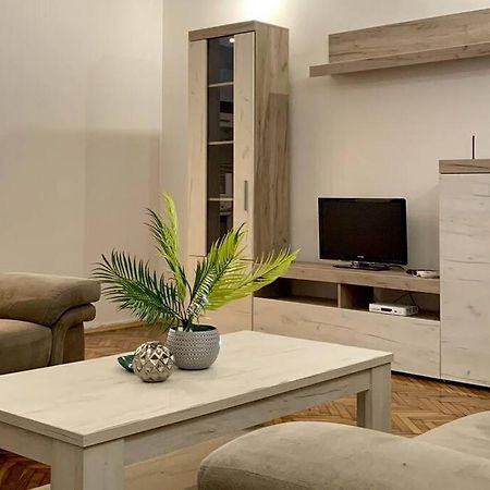 Central City Apartment Skopje Buitenkant foto
