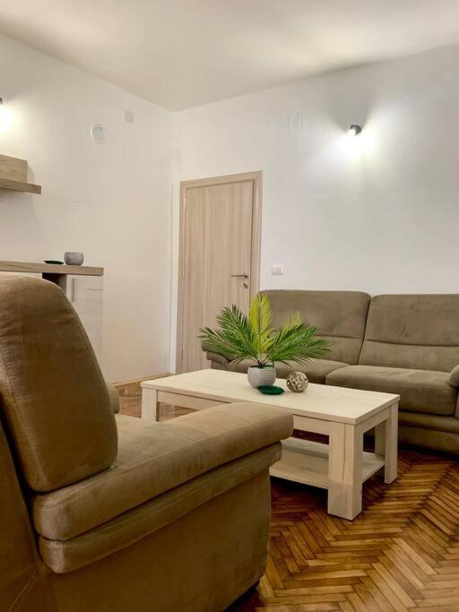 Central City Apartment Skopje Buitenkant foto