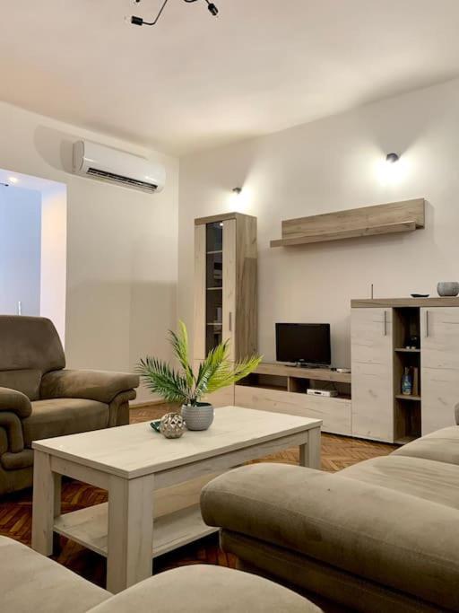 Central City Apartment Skopje Buitenkant foto