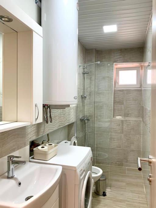 Central City Apartment Skopje Buitenkant foto
